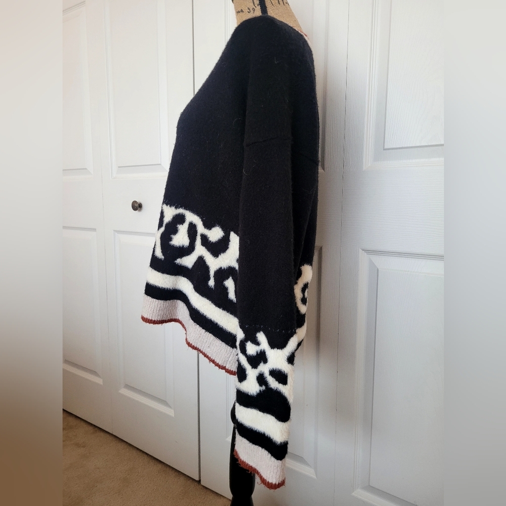 🖤 Hem & Thread Sweater - Picture 3 of 4